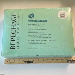 Hydra Dew Pure Moisturizing Lift Facial Set
5 complete facials in box.